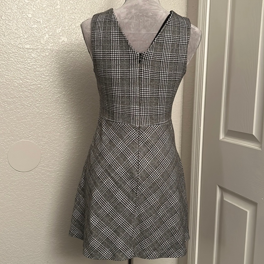 🔥Banana Republic plaid mini dress. Black and white, v-neck, sleeveless. Size 6 - Picture 3 of 9